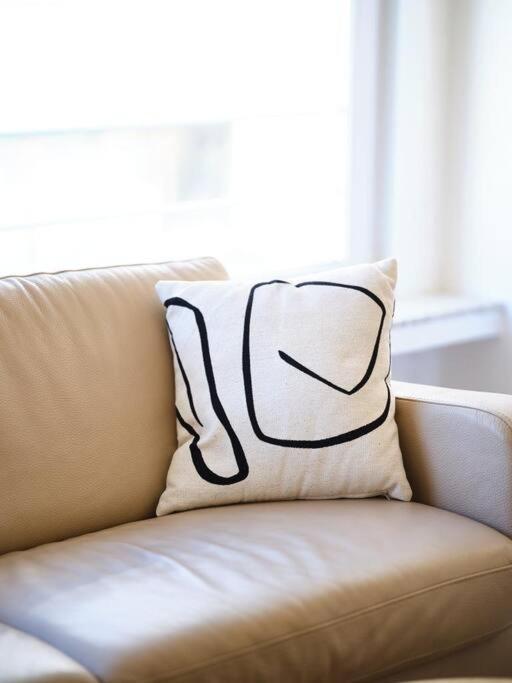 Hugo By The Harbor, Light-Filled And Centrally Located Apartment - Free Parking 奥斯滕德 外观 照片